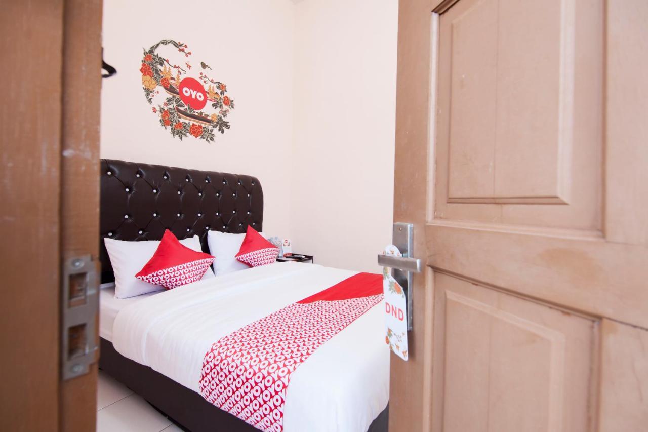 Oyo 885 Tangkul Residence Medan Esterno foto